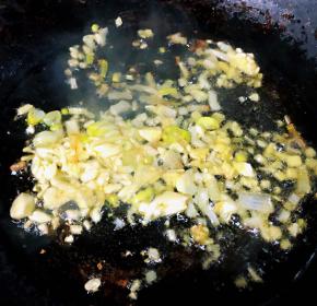 锅中倒入底油加热放入葱姜蒜爆香