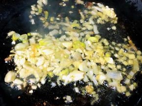 锅中倒入底油加热放入葱姜蒜爆香