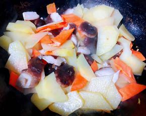 放入胡萝卜和香菇一起炒匀