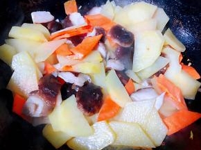 放入胡萝卜和香菇一起炒匀