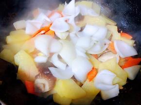 放入洋葱大火翻炒至断生