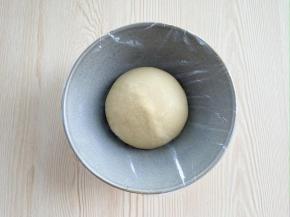 把面团部分的食材放入厨师机，揉成光滑的面团，盖好保鲜膜，放在温暖处发酵。