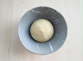 把面团部分的食材放入厨师机，揉成光滑的面团，盖好保鲜膜，放在温暖处发酵。