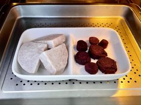 面团发酵的时候，我们来制作馅料：把荔浦芋头和紫薯去皮切成块，放入蒸箱或蒸锅蒸，蒸15分钟。