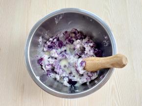 把芋头和紫薯放入碗中，加入适量炼乳调味，如果喜欢甜一些的，可以根据口味再加入适量白砂糖。也可以加入淡奶油和白砂糖调味。