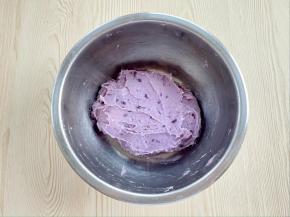 借助工具（我用的捣蒜杵）把芋头和紫薯捣成泥状，手工捣的还会有一些紫薯的颗粒，如果想要更加细腻顺滑的效果，可以借助料理机来搅拌。