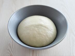 面团发酵至两倍大，取出按压排气。