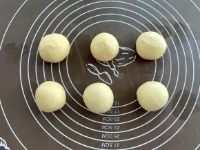 把面团平均分成6份，分别揉圆。