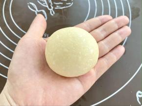 把芋泥馅包好，收口捏紧，收口向下，揉圆。