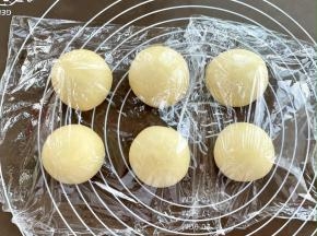 全部包好后盖上保鲜膜松弛10分钟。