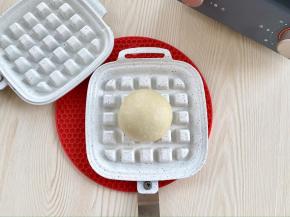 早餐机放入华夫饼盘，预热好后取出，把芋泥包放在华夫饼盘中间，