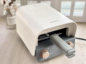 华夫饼盘盖好后放入早餐机，烤制5分钟。