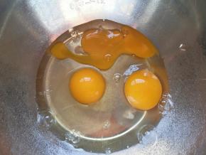 鸡蛋打入打蛋盆里。 