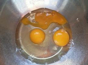 鸡蛋打入打蛋盆里。 