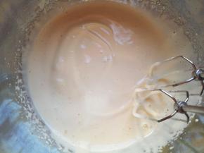 用电动打蛋器打发至，提起打蛋器随意画图案不易消失。 