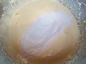 分两次筛入低筋面粉，每一次筛入以后都要用刮刀从底部翻拌均匀，再进行下一次筛入。 