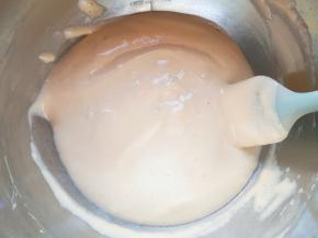 将搅拌好的酸奶蛋糊再次倒回打蛋盆里混合均匀，装入裱花袋备用。