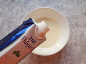 小碗里加入酸奶。
