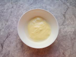 加入一勺蛋糊搅拌均匀。