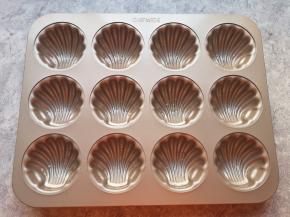 烤箱上下管160度预热。玛德琳模具里面刷上一层玉米油。