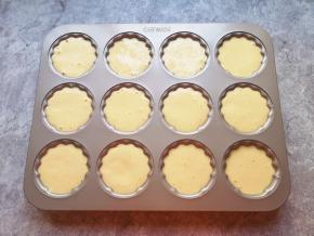 挤入准备好的蛋糕糊。 