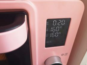 选择烤箱的“蛋糕”功能，上下管160度烤20分钟。 