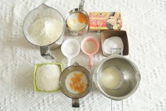 准备所有材料。黄油提前切出软化备用。