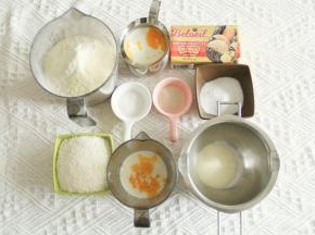 准备所有材料。黄油提前切出软化备用。