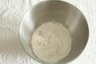 除了黄油，其余面团材料加入打面桶中，盐、糖、酵母分开放置。先开一档混合至无干粉，再转3档揉至扯开粗膜状态，加入软化好的黄油，转一档打到黄油融入面团，再转2-3档，揉到能扯出比较结实的膜。