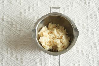 发酵期间，准备椰蓉奶酥馅。全蛋液、牛奶、糖粉搅打混合均匀，倒入椰蓉和奶粉，拌匀即可！