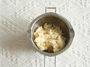 发酵期间，准备椰蓉奶酥馅。全蛋液、牛奶、糖粉搅打混合均匀，倒入椰蓉和奶粉，拌匀即可！