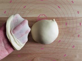 将打好面团取出，双手握住面团折叠收圆，切开一块，慢慢扯出薄膜，无需手套膜的程度。面团收圆，放入干净盆中，盖保鲜膜，温暖处27度进行第一次发酵，大约60分钟左右。