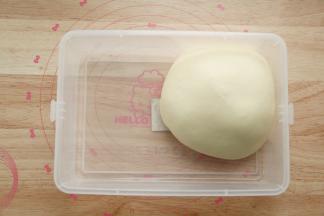 发酵到2-2.5倍大。看状态不看时间。手指蘸粉戳洞不回缩不塌陷即可。