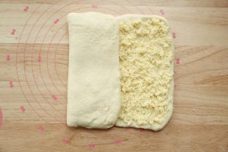 把没有馅料的部分面片折叠至有馅料的面片中央。