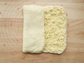 把没有馅料的部分面片折叠至有馅料的面片中央。