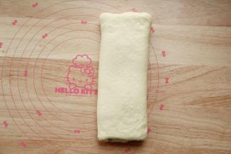 然后将剩余有馅料的1/3面片折过来，三层面片。