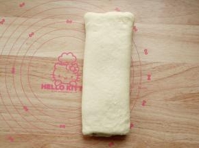 然后将剩余有馅料的1/3面片折过来，三层面片。