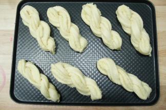 放入烤箱，放一碗温水增加湿度，烤箱发酵档，36度发酵45分钟左右，发酵至1.5倍大，取出预热烤箱上下185度。