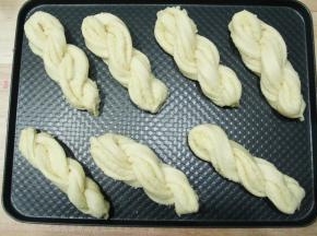 放入烤箱，放一碗温水增加湿度，烤箱发酵档，36度发酵45分钟左右，发酵至1.5倍大，取出预热烤箱上下185度。