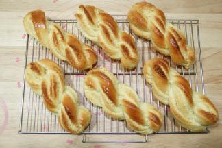 烤完取出，转移到冷凉架冷凉。趁热刷上一层黄油，奶酥棒色泽更好看！冷凉后密封打包即可！