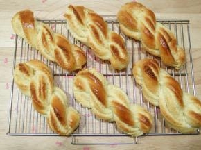 烤完取出，转移到冷凉架冷凉。趁热刷上一层黄油，奶酥棒色泽更好看！冷凉后密封打包即可！