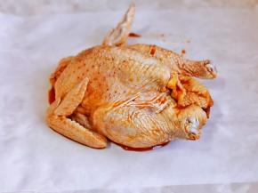 腌制好的鸡放在油纸上包起来。（多余的腌料留着备用）