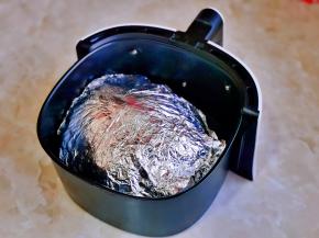 再盖一张锡纸包紧，入空气炸锅，180度烤30分钟。