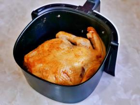 取出撕掉油纸，全鸡放在空气炸锅中，均匀刷上腌料，盖上锡纸180度烤20分钟。