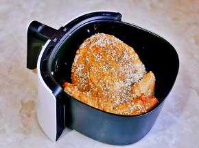 取出均匀撒上白芝麻，孜然，180度烤15分钟。