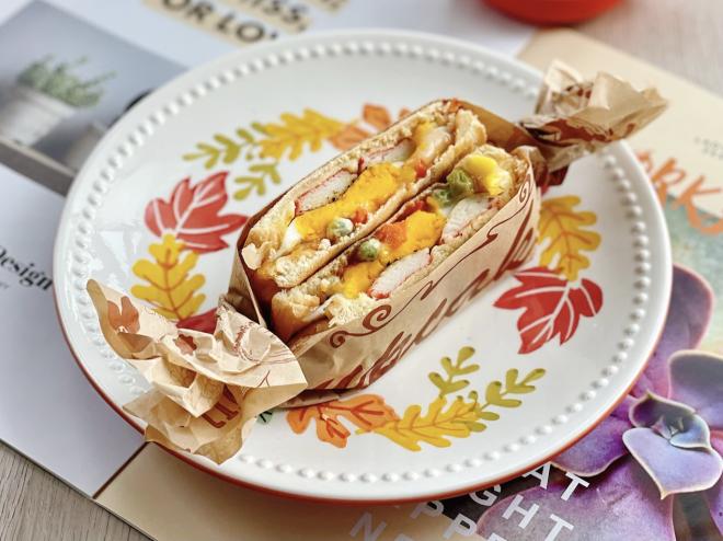 杂蔬蟹柳煎蛋三明治