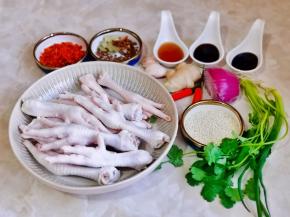 准备食材，鸡爪洗净，剪掉指甲。