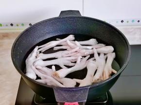 鸡爪冷水下锅。