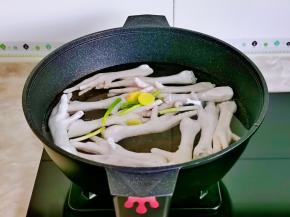 加入姜片，小葱煮15分钟。