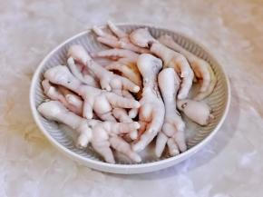 捞出冷水反复冲洗，再放入冰水，这样凤爪更脆。